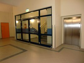 Foyer - Treppenhaus und Fahrstuhl
